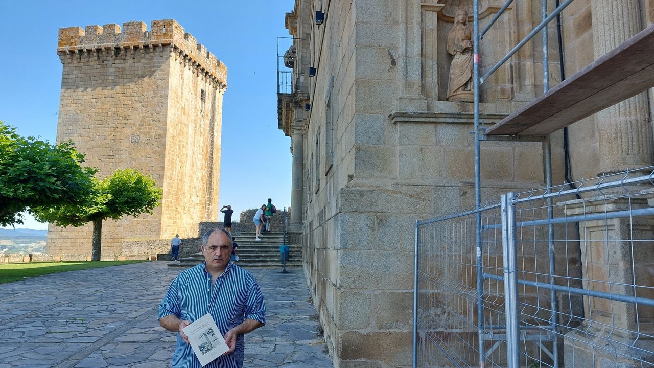 Celebracin del San Cristbal en Barbanza.Jorge Vila con un ejemplar de su libro ante la torre del homenaje y el antiguo convento de San Vicente do Pino, actual parador