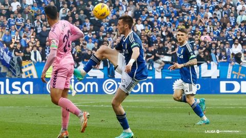 Dubasin, con Viti al fondo, durante el Real Oviedo-Eldense