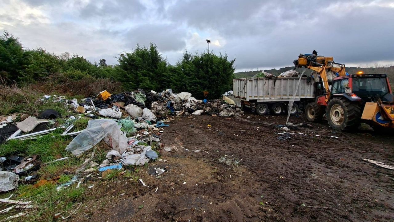 La conselleira de Medio Ambiente y el alcalde de Carnota (en el centro) presidieron el izado de la bandera verde