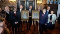 Autoridades polacas y españolas, con los dos cuadros que han sido devueltos al museo del castillo de Goluchów