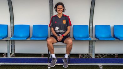 La segunda entrenadora de la selección de España de fútbol femenino, Montse Tomé, posa durante una entrevista con Efe