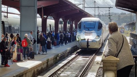 Esperas de los viajeros a Madrid por el retraso del tren, procedente de Ferrol, el jueves tras sufrir una incidencia en Mugardos