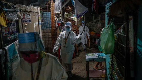 En la zona 84 de Manila los residentes llamana astronautas a los sanitarios que visitan a los enfermos de covid