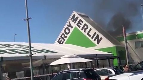 Un incendio en el Leroy Merlín de Llanera