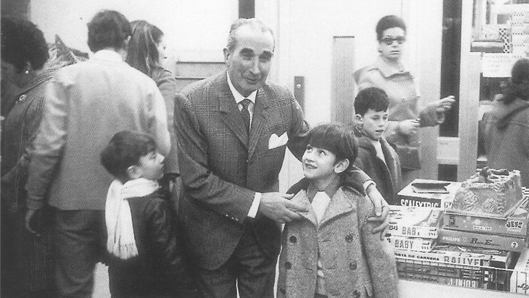 Máximo Secades, propietario de los almacenes Al Pelayo de Oviedo, en la sección de juguetería. A la derecha se puede ver el mítico Scalextric.