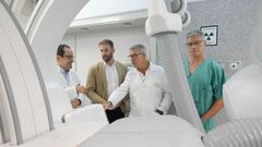 El delegado de la Xunta en A Coruña, Gonzalo Trenor, visitó las nuevas salas de radiología intervencionista del Chuac.