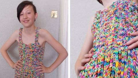 Un vestido elaborado con más de 20.000 pulseras de gomas se vende en   por más de 215.000 euros