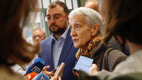 La consejera de Educacin, Carmen Surez, atiende a los medios en presencia de Adrin Barbn 