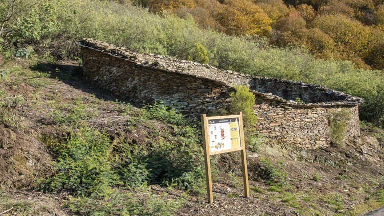 La alvariza de Bustelo de Fisteus, cedida al Ayuntamiento de Quiroga, fue limpiada de la vegetación que la tapaba parcialmente. La primera intervención se hizo en el 2018 y fue seguida de otras