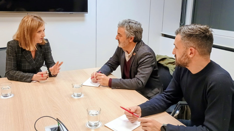 El consejero de Movilidad, Alejandro Calvo, y el viceconsejero de Infraestructuras, Jorge Garc�a, con la directora de la Delegaci�n de la C�mara de Comercio de Espa�a ante la UE, Pilar Ruiz Hu�lamo.