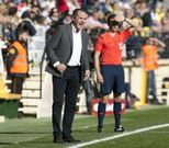 Vctor Fernndez se dirige a sus jugadores durante el partido de ayer en Villarreal. 