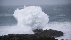 La fuerza del mar provoc espectaculares olas en Corrubedo
