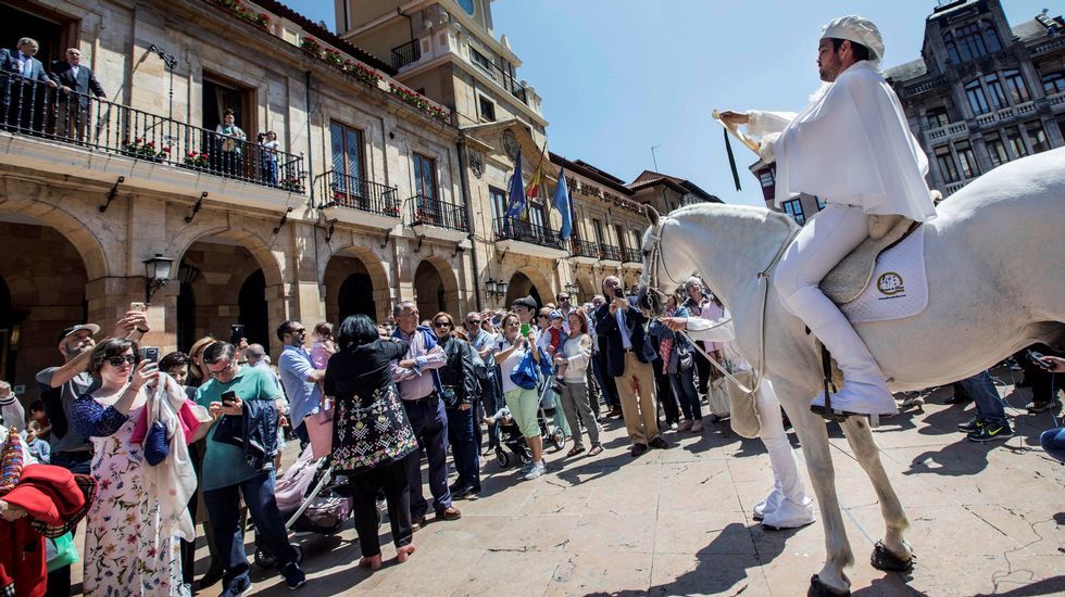 El Heraldo de la Balesquida, frente al ayuntamiento, anuncia la celebración del Martes de Campo, tras solicitar el permiso a la máxima autoridad de la ciudad para repartir entre los ovetenses el tradicional bollu preñao y el vino