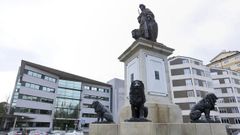 Fuente de los leones y la matrona frente al edificio de los juzgados de Lugo