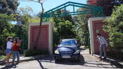 Un vehículo abandona la casa del empresario José Luis Moreno en la Urbanización Monte Encinas de la localidad madrileña de Boadilla del Monte, que ha sido registrada por las fuerzas de seguridad este martes