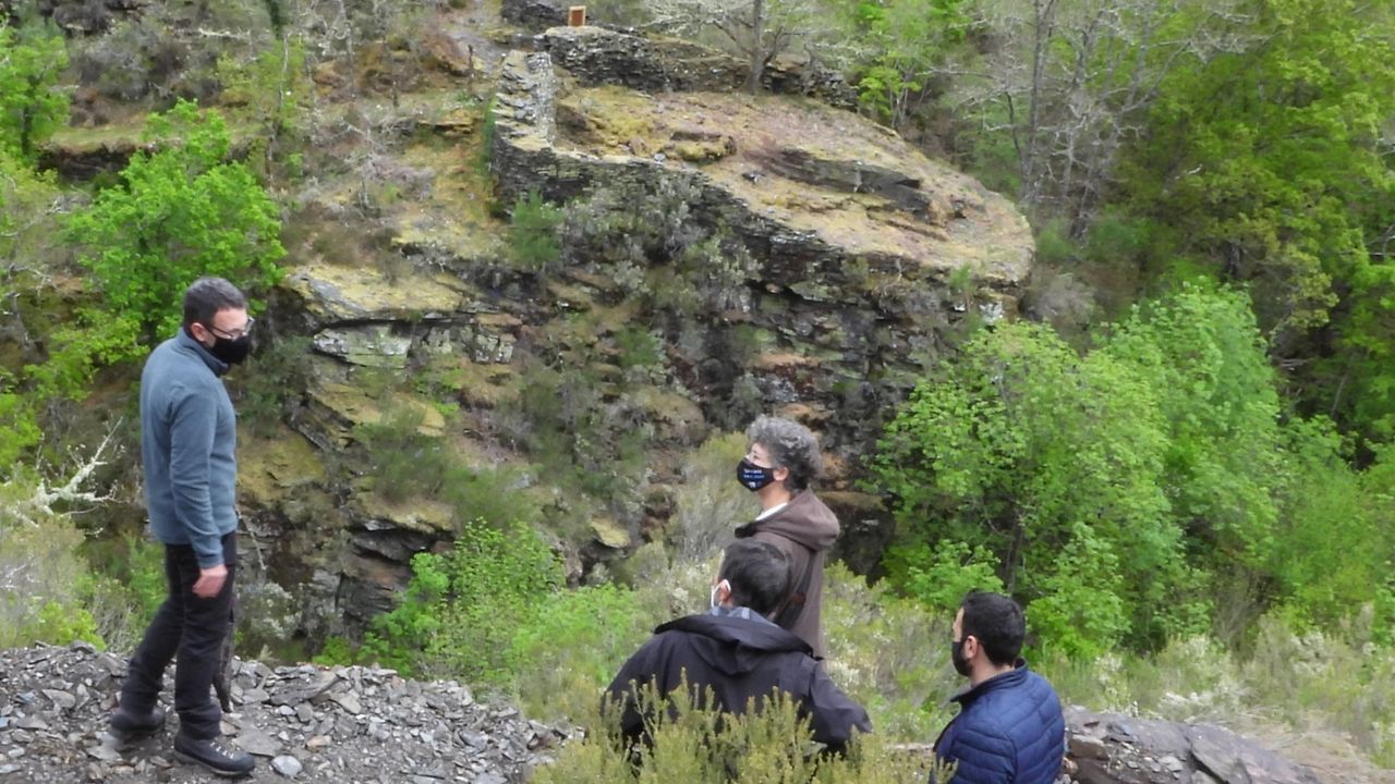 Los castros de la Costa da Morte, en imgenes.Participantes en un recorrido de presentacin de las rutas pasan junto a una antigua alvariza 