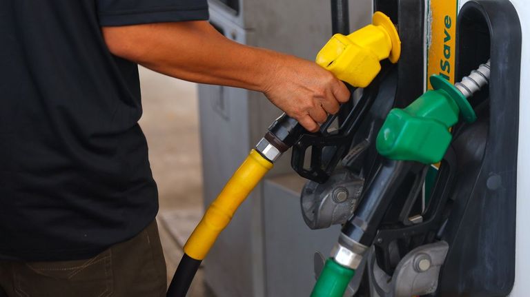 El petróleo se gira a la baja, hasta los 107 dólares, ante un posible alto el fuego en Irán