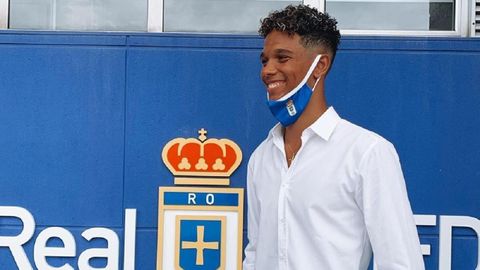 Etienne Eto'o, sonriente, en los aledaos del Carlos Tartiere