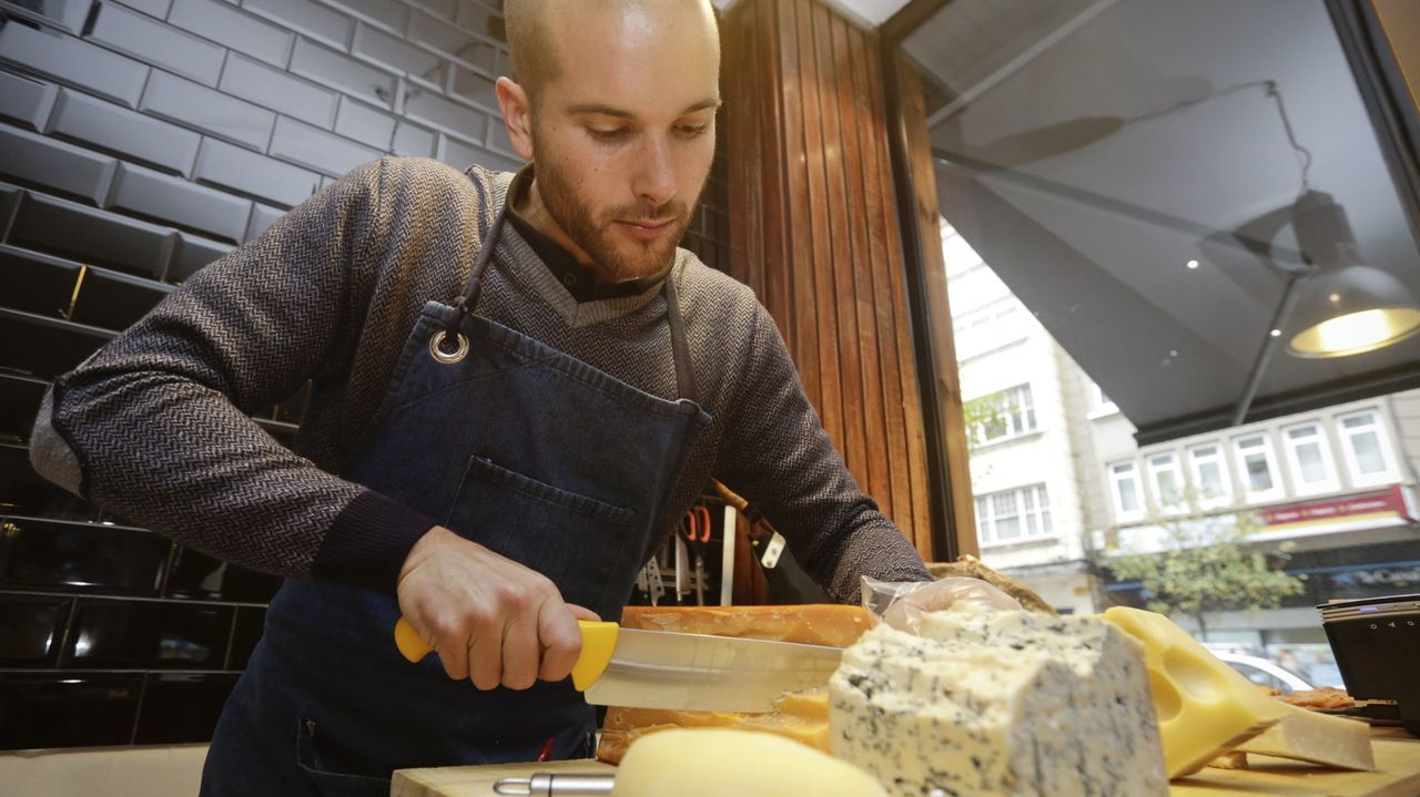 Un recorrido por el prestigioso alojamiento.El nuncio del papa en Espa�a, el filipino Bernardito Auza (segundo por la izquierda), fue quien anunci� la ampliaci�n del xacobeo al a�o 2022