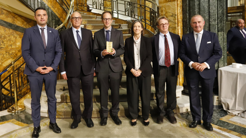 De izquierda a derecha. Guillermo Pel�ez, consejero de Hacienda, Justicia, y Asuntos Europeos del Principado de Asturias; Josep Oliu, presidente de Banco Sabadell y de su Fundaci�n6 ;Jan Stuhler, premiado; Teresa Garcia-Mil�, presidenta del Jurado del Premio Fundaci�n Banco Sabadell a la Investigaci�n Econ�mica; Juan Jos� Dolado, glosador; Pablo Junceda, director general de Sabadell Herrero.