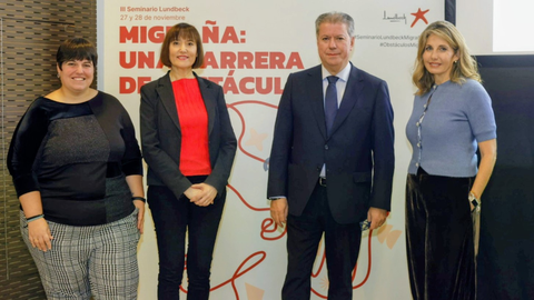 De izquierda a derecha: Tania Herrera, enfermera especializada en migraa; Almudena Mateos, psicloga experta en dolor; Roberto Belvs, neurlogo; Eva Ortega, representante de AEMICE.