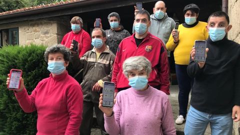 Usuarios de la Asociación Amipa, de Rois, muestran la aplicación DiversidApp en sus teléfonos