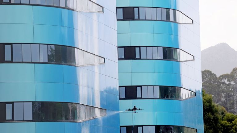 El hospital Cunqueiro suspende más operaciones y el Sergas no sabe cuándo volverá a la normalidad