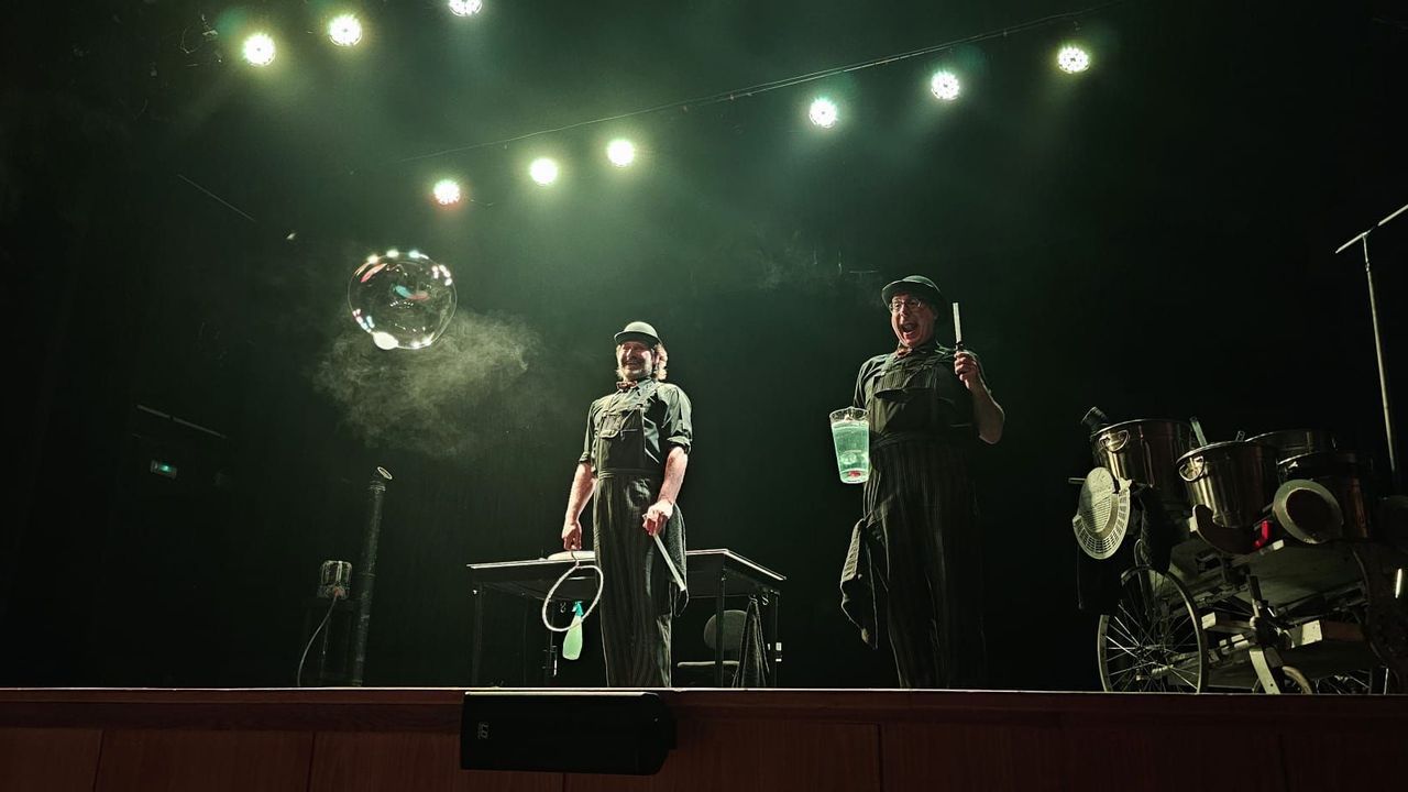 Momento dunha representaci�n de  Os fabulosos cleaners 