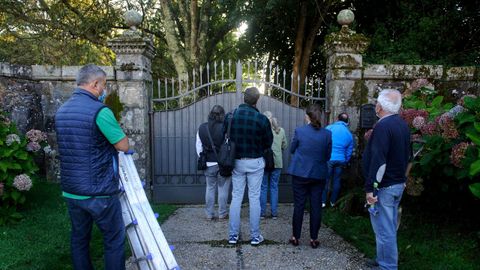 Técnicos enviados por los Franco, el 8 de octubre a las puertas del pazo de Meirás para examinar los bienes que la familia quiere llevarse.