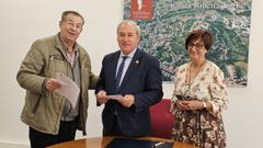 El presidente de la sociedad La Fraternal, Isaac Mosquera (izquierda) firmó el convenio con el alcalde José Tomé y la teniente de alcalde Gloria Prada