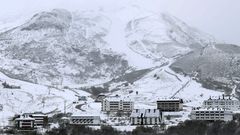 La estación de esquí de Pajares (Asturias) cubierta por la nieve.