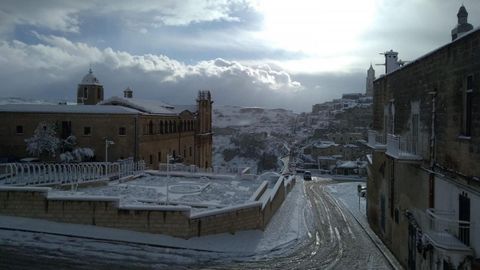 Nieve en las calles de Matera, al sur de Italia 