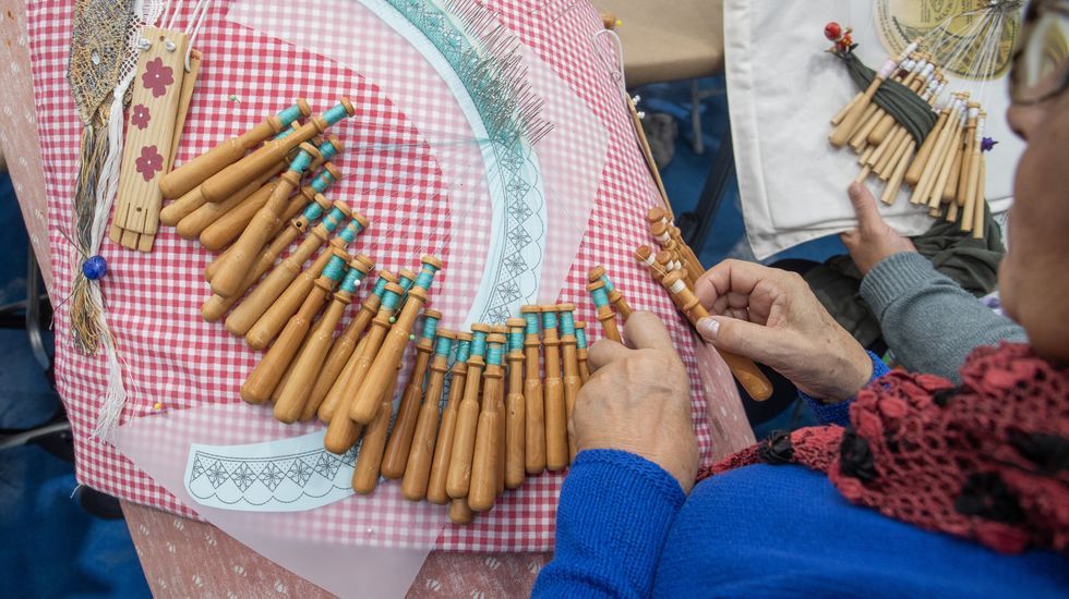 Esculturas al borde de la carretera.Flor Álvarez forma parte de las comisiones europea y española del chopo