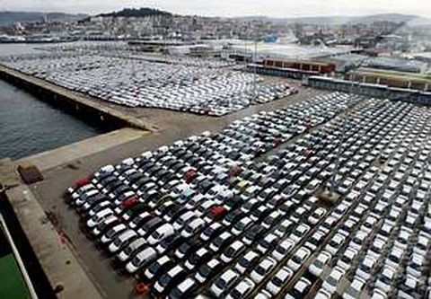 Empresas como Citron -en la imagen, coches almacenados en Bouzas- han ajustado su actividad
