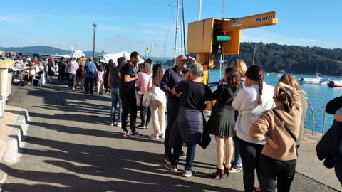 La cola salía de la carpa hacia el muelle.