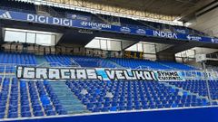 Pancarta de apoyo a Veljko Paunovic colocada en el Carlos Tartiere