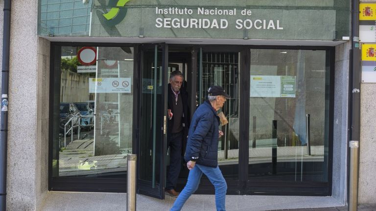 Retrato del autónomo local: hombre de mediana edad y del sector servicios