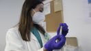 Cristina Gómez Lendoiro, coordinadora de enfermería del centro de salud de Monte Alto-Orillamar, cargando las jeringuillas para iniciar la vacunación