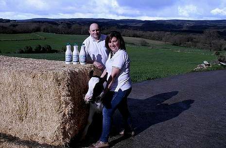 Una  jugadora lanza a canasta en un encuentro por la tarde.