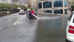 Los bomberos limpian una mancha de gas�leo en Los Castros