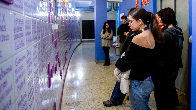Visita escolar al Muro Violeta de Pontevedra: «Trátase de que miren, valoren e pensen»