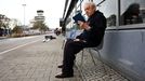 Un refugiado ucraniano consulta su teléfono en el antiguo aeropuerto berlinés de Tegel, transformado por las autoridades alemanas en un centro de acogida