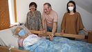Marina, Míchel (un voluntario que las ayuda) y Ángeles, ante la cama de Ramona, en su estudio de la calle Médico Ballina de Pontevedra