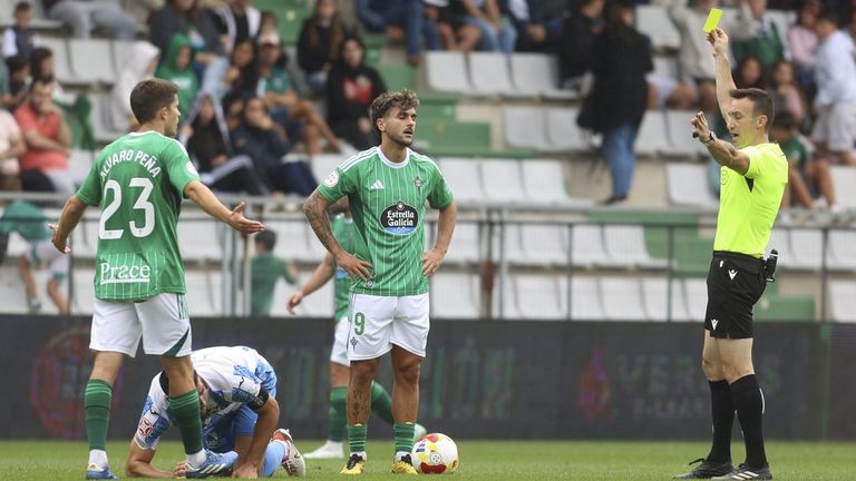 El cántabro Francisco Crespo, al frente del silbato en el derbi entre el Pontevedra y el Racing
