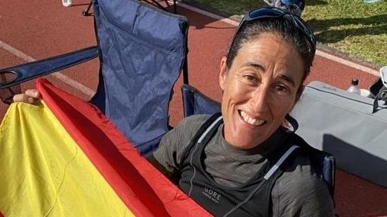 Allegra fabric un monstruo con uno de sus regalos. La familia, con Michelle al otro lado de la valla, durante el confinamiento. Elisa, antes de dejar Sdney