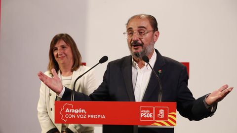 El candidato del PSOE a revalidar la Presidencia de Aragón, Javier Lambán, ha admitido la derrota en las elecciones autonómicas en las que el «tsunami» de la derecha les ha «arrasado»