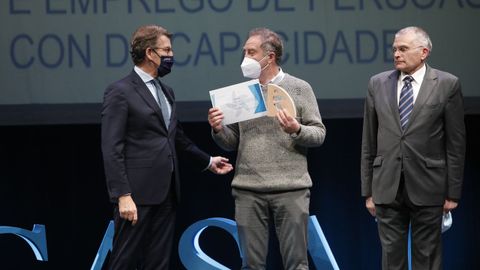 El presidente de la Xunta, Núñez Feijoo, entregó al periodista de La Voz de Galicia, Joel Gómez, el galardón por su trayectoria profesional de 30 años informando sobre iniciativas de economía social