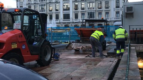 Los obreros trabajan en la Escandalera