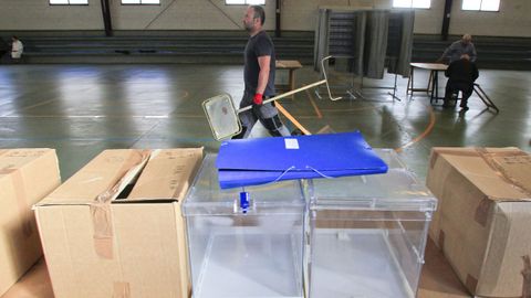 Preparativos en el colegio electoral de las Mercedarias, en Ferrol, la vspera de las elecciones del 26 de mayo de 2019