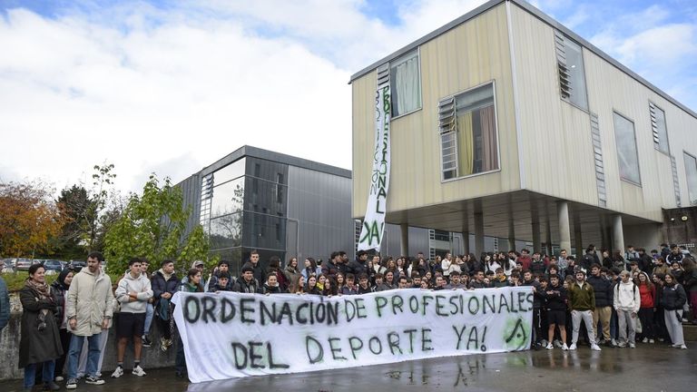 Protesta a las puertas de Ciencias de la Actividad Física